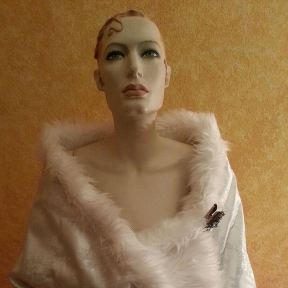 White Brocade & Faux Fox Fur Reversible Wrap - Picture 6 of 7